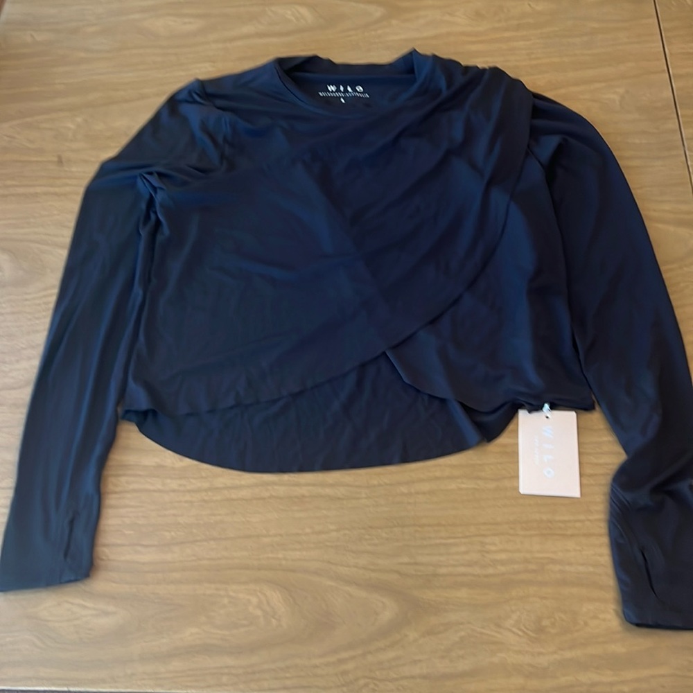 Wilo cross front long sleeve crop top.